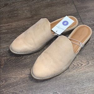 Universal Threads flats